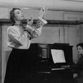 Ludmilla Chiriaeff pratiquant une chorégraphie avec une pianiste