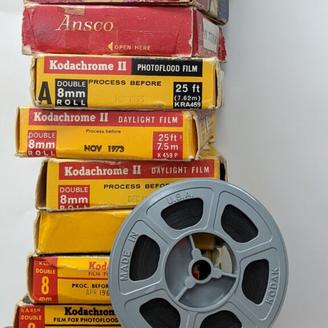 Boîtes de bobines de films empilées.
